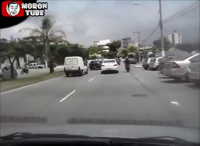Video: An overly irate biker's bad karma